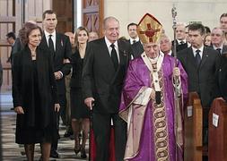 Los Reyes y los Príncipes de Asturias, junto al arzobispo de Madrid, a su entrada al funeral./ Efe | Atlas/