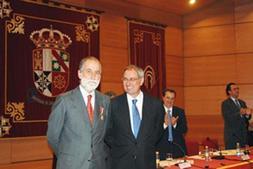 Ureña, tras recibir la medalla de la universidad manchega . / DM/