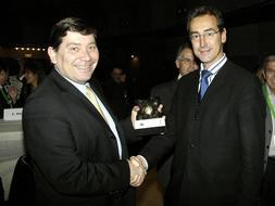 El consjero Truan recibió el premio. / DM/