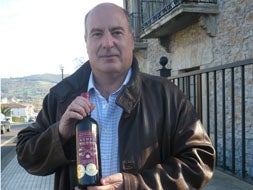 Jesús Mazón muestra en Treto el vino premiado en Burdeos. / R.A./