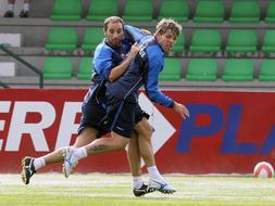 Pablo Álvarez, a la izquierda, durante un entrenamiento con el Celta. / LA VOZ DE GALICIA/