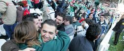Los aficionados racinguistas festejaron el triunfo, de la temporada pasada, por 5-4 sobre el Athletic en el partido disputado en el Sardinero. / MIGUEL DE LAS CUEVAS/