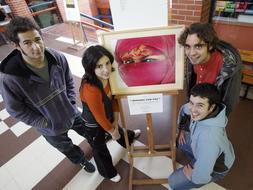Miembros de la Delegación de Alumnos, con una de las fotografías objeto de la exposición ‘Miradas con voz’. / BRUNO MORENO/