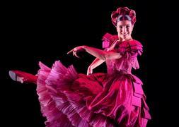 Bailarina de la Escuela Bolera en la coreografía 'Chacona'. :: JESÚS VALLINAS/