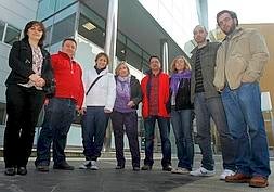 Ana Isabel Méndez,con los representantes de los equipos que participan en la campaña. :: CELEDONIO/