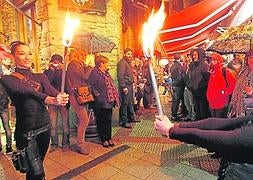 El pasacalles fue seguido por el público y recorrió todo el Río de la Pila dentro de las celebraciones del Viernes 13 de la tarde-noche de ayer. / D. Pederiza/