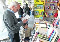 Puesto de libros de la pasada edición, en los Jardines de Pereda de Santander, donde la Feria volverá a celebrarse hasta el 6 de mayo. / J. Cotera/