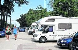 Los caravanistas defienden su derecho a estacionar siempre que no se exteriorice su actividad. / Daniel Pedriza/