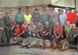 Miembros de la cuadrilla 33 que capitanea Ismael Blanco, con el cupo de ocho jabalíes conseguido en el lote de Pámanes. / Pedro Álvarez/