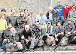 Miembros de la cuadrilla de Lebeña que capitanea Domingo Bueno, con cuatro buenos ejemplares de jabalí abatidos en Robla y Subiedes. / P. A./