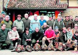 Miembros de la cuadrilla lebaniega de Victoriano Velarde con los ocho jabalíes cazados el domingo en Barajo. / Pedro Álvarez/