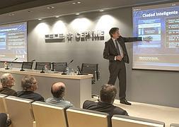El alcalde de Santander explicó en la CEOE a los empresarios los beneficios que Smart City puede aportar a sus negocios. / DM/
