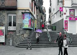 La ley al respecto de la instalación de rótulos en la Puebla Vieja se fijó en 1999. :: R. SÁNCHEZ/