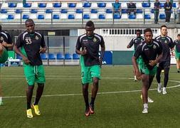 Mbaka (del Racing B, en el centro), Ayina (uno de los últimos fichajes, a su izquierda), y Fortes (Racing B, a su derecha), durante el entrenamiento de ayer en Monte. ::
Foto: A. Fernández./