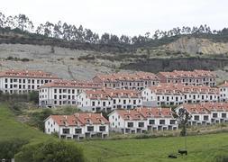Imagen actual de las viviendas con sentencia de derribo en El Cuco. / Sane/