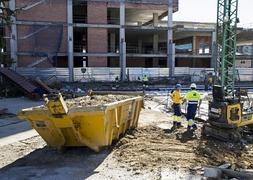 En el hospital ahora solo se ven los obreros del aparcamiento. / Fernando García/