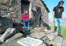 Álvaro de la Hoz, director de la película, camina pensativo mientras la joven Zoe Pérez, sentada en la cabaña, espera instrucciones y la cámara se prepara para rodar. / Alberto Aja/