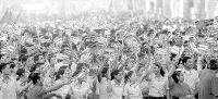 Castro encabeza una multitudinaria manifestación contra Estados Unidos