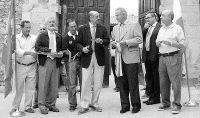 Las autoridades cortaron la cinta en la renovada plaza taurina. / A. V./
