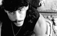 Óscar Jaenada se mete en la piel de 'Iván', un quinqui violento que participa junto a Gorka (Eloy Azorín) en un delirante secuestro de una niña 'pija'. / E. C./