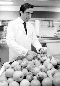 Ildefonso Calderón analizando los alimentos en la Fundación. / L. P./