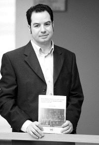 El libro ha sido editado por el Servicio de Publicaciones de la UC. / BRUNO MORENO/