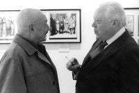 El poeta José Hierro y el escritor Manuel Arce, en la exposición celebrada en Madrid conmemorativa de los 50 años de 'La Isla...'. / DM/