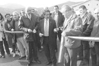 Imagen del corte protocolario de la cinta en la inauguración de la carretera y del nuevo vial ejecutado. / ABEL VERANO/