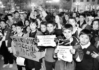 Concentración en apoyo al mantenimiento del centro educativo, el pasado 16 de marzo. / ROBERTO RUIZ/