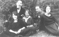 Santiago Ontañón (izq), en su juventud, junto a sus hermanas y un amigo. / GRAN VÍA/