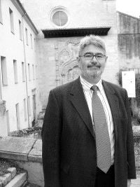 En la fachada del monasterio que acoge la universidad en la que trabaja desde 2002. / DM/