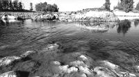 Los minerales que fluyen al cauce dan nombre y un aspecto casi irreal al río Tinto, una de las singularidades de la comarca obunense. / MIGUEL VÁZQUEZ/