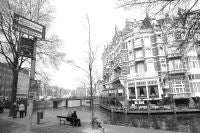 Los canales y los puentes son una constante en el paisaje de Ámsterdam./