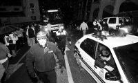 El autobús del Racing B tuvo que abandonar anoche El Malecón escoltado por efectivos de la Policía Nacional y Local. / LUIS PALOMEQUE/