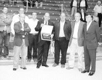 La Federación Cántabra de Bolos entregó una placa a los responsables de la Gimnástica con motivo del Centenario del club torrelaveguense./SANE/