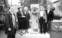 Familiares junto al busto. / R. A./