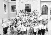 Los alumnos, fotografiados con sus profesores en el patio del veterano colegio. A la derecha, el director, Isidro Valdivielso. / SANE/