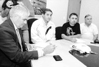 Francisco Pernía, durante la firma del acuerdo con los responsables del Primavera. / DM/