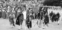 La fiesta de las Guerras Cántabras reúne cada año a miles de personas en Los Corrales. / ROBERTO RUIZ/