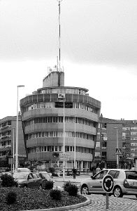 La antena que mayor polémica vecinal ha generado es la instalada a la entrada del barrio Covadonga. / LUIS PALOMEQUE/