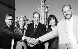 Nunes y Narbona, centro, junto a los consejeros./EFE/