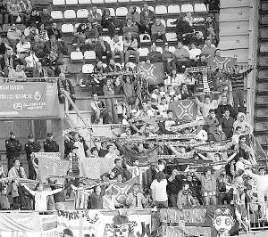 Los hinchas, siempre fieles al equipo montañés. / MONCHO FUENTES/