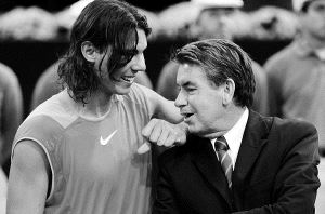 Manolo Santana, junto a Rafa Nadal. / AFP/