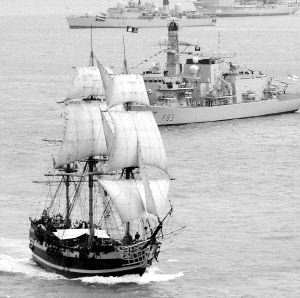 Un navío de línea pasa revista a la Armada Británica en Portsmouth, durante la conmemoración de Trafalgar. / DM/