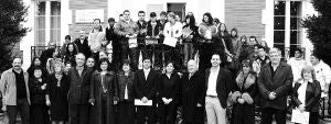 Foto de familia. Ayer, alumnos y autoridades posaron tras celebrar el acto de clausura que estuvo presidido por Dolores Gorostiaga. / DM/