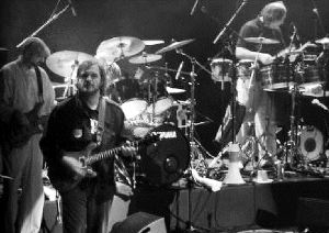La banda es un híbrido de instrumentos de rock y de fanfarrias gitanas. / ROBERTO RUIZ/