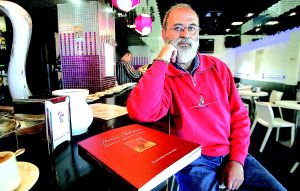 El profesor Fernando Llorente ha plasmado la generosidad saharaui en la obra 'Heridas y bálsamos'. / ANDRÉS FERNÁNDEZ/
