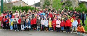 Alumnos, profesores, personal de montes y concejales en la plantación de árboles en Tarriba. / CAVIA/