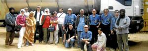 Personal sanitario, bomberos y voluntarios de ayuda humanitaria posan con varios saharauis en Daira de Zug. /DM/