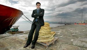 Christian Manrique, apoyado en una estacha en el muelle de Maliaño, cercano a su despacho. / ANDRÉS FERNÁNDEZ/